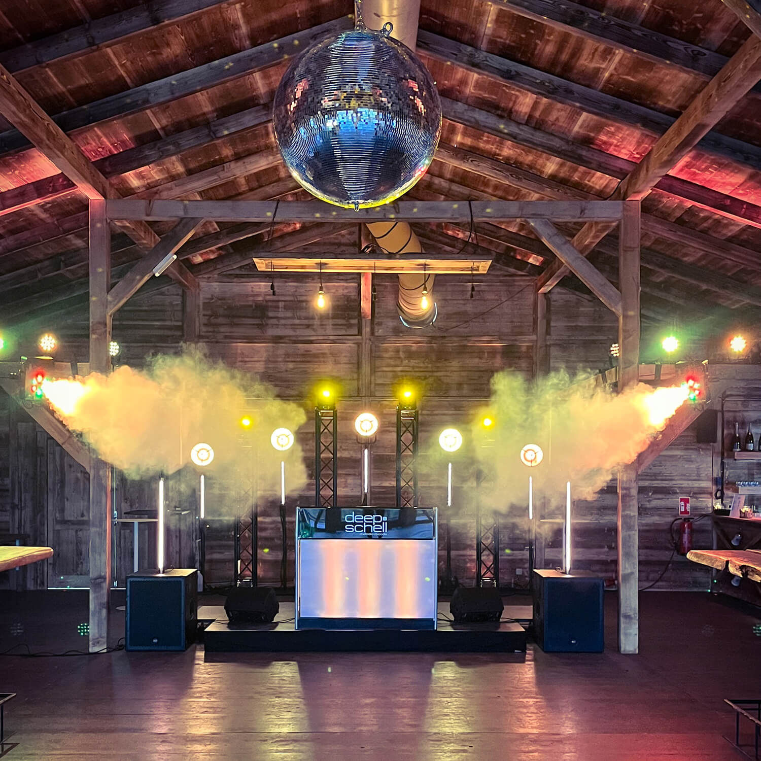 Innenansicht eines beleuchteten Party-Trucks mit Traversen und Lautsprechern